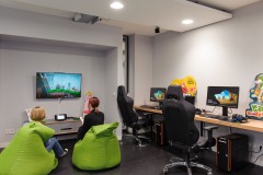 Der Gaming-Raum mit PCs und Konsolen