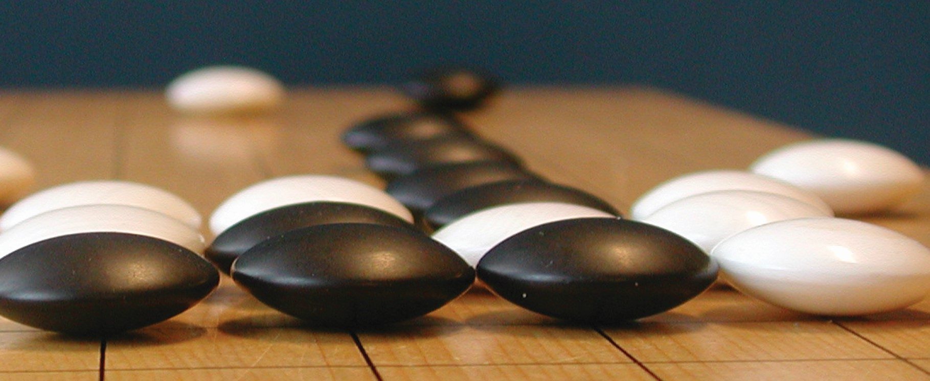 Go Spielbrett mit schwarzen und weißen Steinen, (c) go-spiele.de